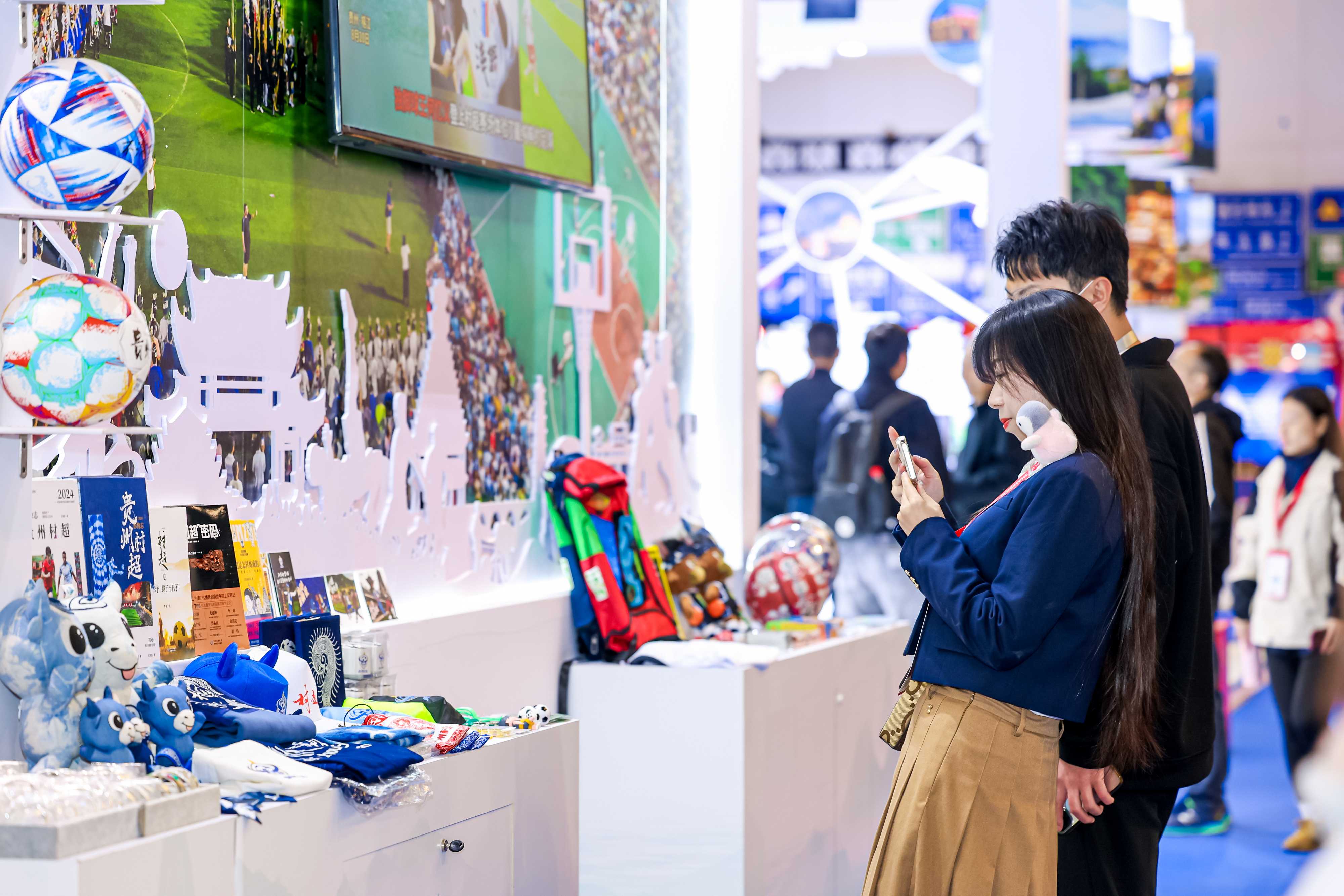 近30家貴州文旅企業組團亮相2025上海旅游產業博覽會，多彩山水驚艷展場